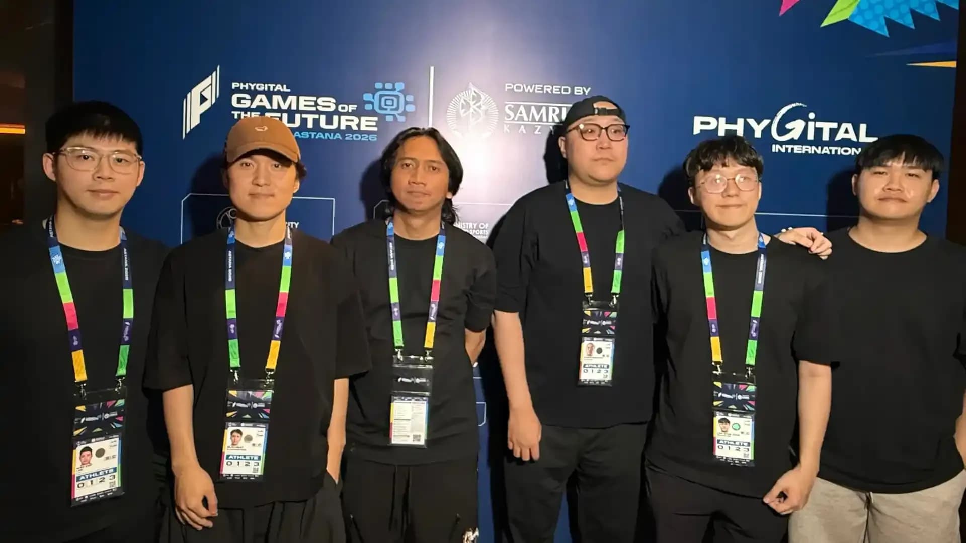 Dota 2 sudionici ispred Games of the Future Astana 2026 zida