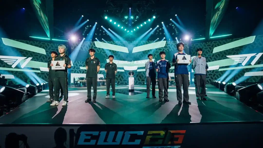 Igrači T1 i Team Falconsa na pozornici OWCS Midseason Championshipa na EWC-u 2026.