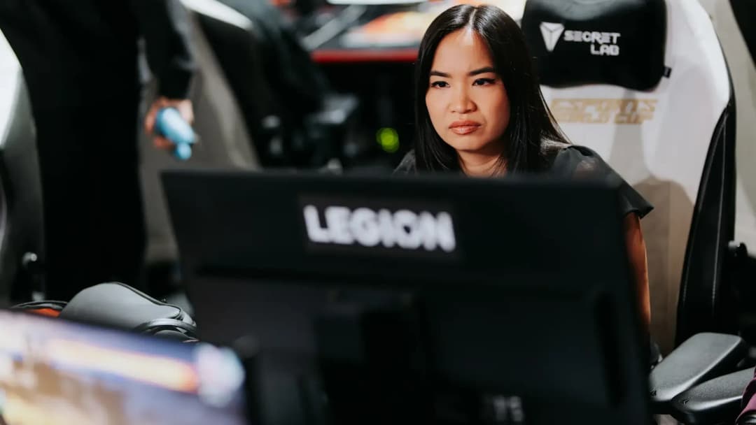 Igračica igra TEKKEN 8 za monitorom tijekom EWC kvalifikacijskog programa u Parizu