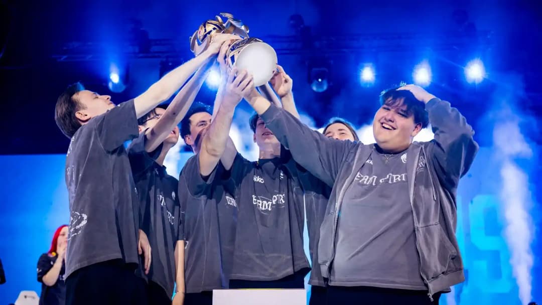 Igrači Team Spirita podižu trofej nakon pobjede u MLBB Mid Season Cup finalu na EWC-u 2026.