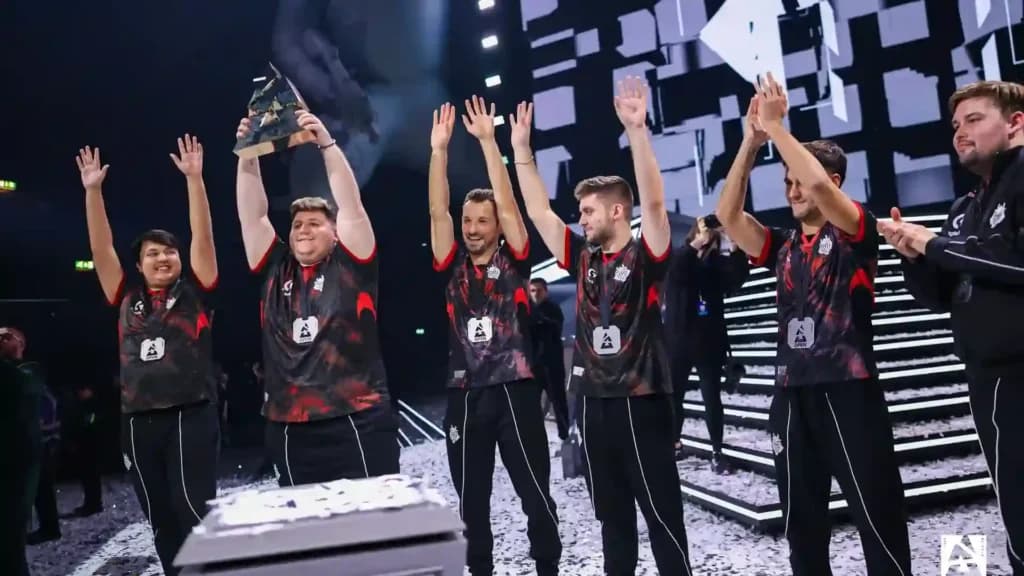 CS2 igrači na pozornici nakon BLAST Premier Open turnira