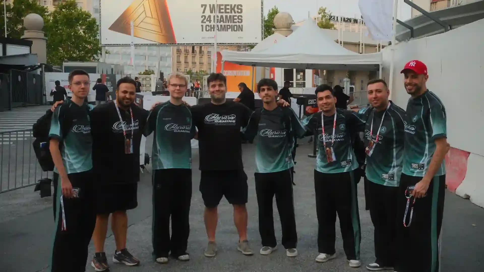 Članovi Counter-Strike 2 ekipe Aurore poziraju na Esports World Cupu 2026 u Parizu