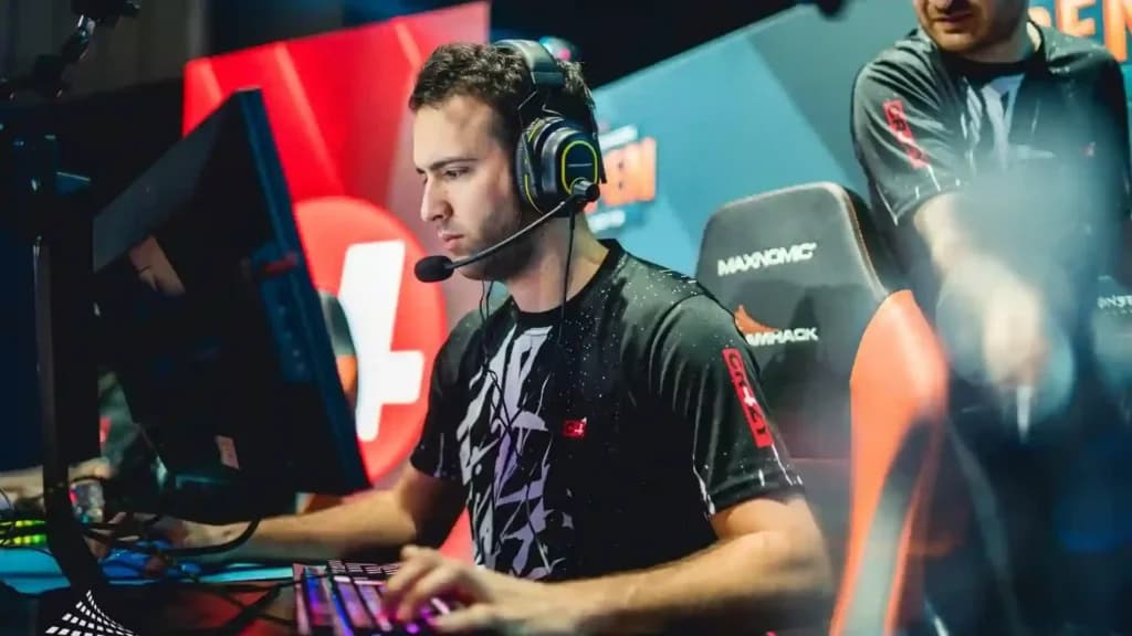 Luka emi Vuković igra Counter-Strike na DreamHack pozornici