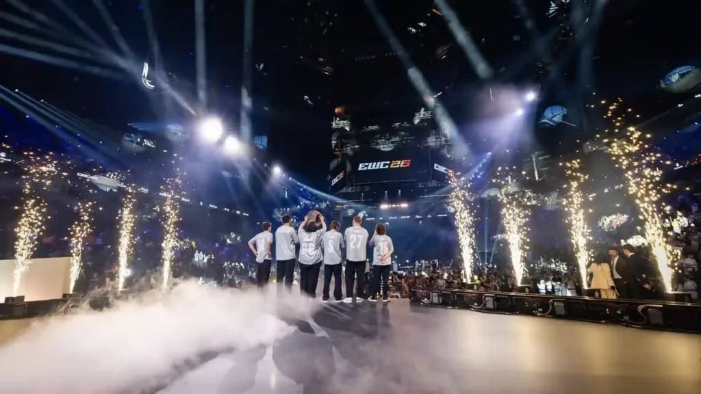 Igrači Team Spirita s peharom nakon pobjede na EWC-u 2026 u Parizu