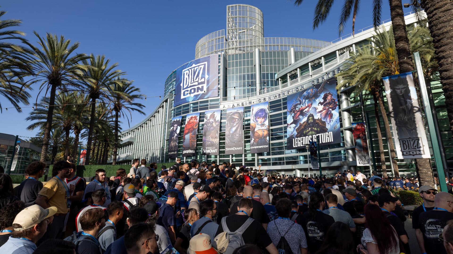 Posjetitelji BlizzCona 2026 ispred Anaheim Convention Centera uz bannere Blizzardovih igara