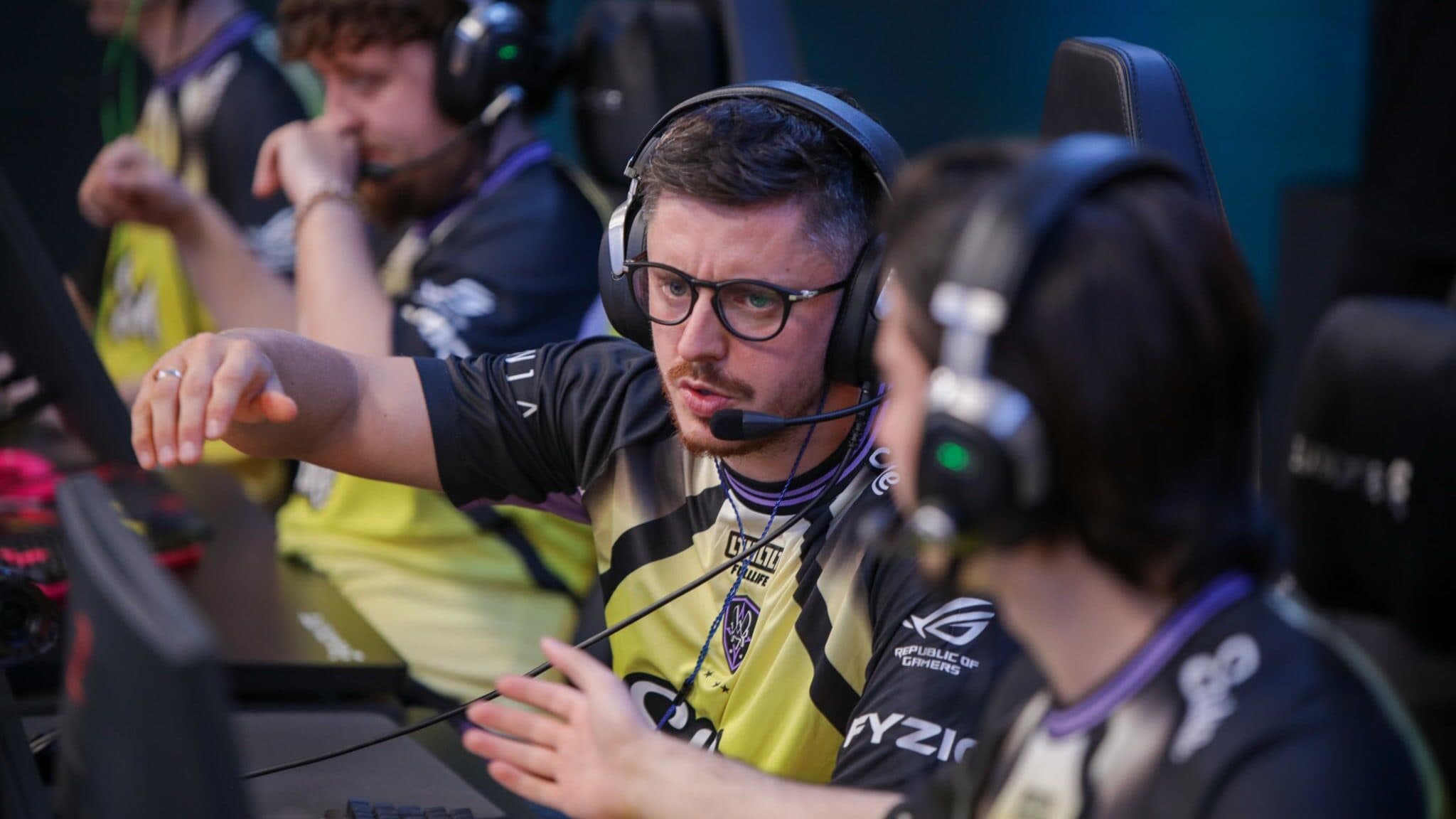 Članovi Aurore komuniciraju za računalima tijekom StarSeries Season 20