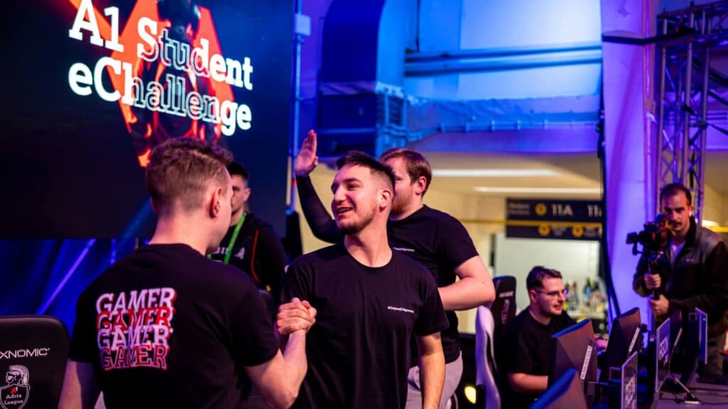 Sudionici A1 Student eChallengea rukuju se na gaming pozornici tijekom ranijeg izdanja