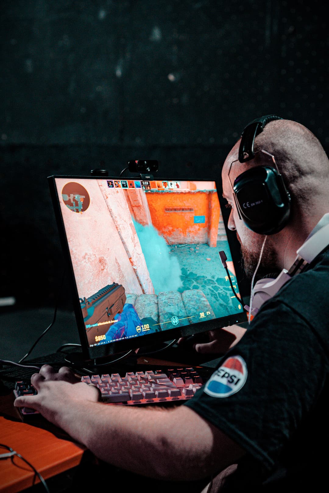 Igrač i zaslon tijekom Counter-Strike 2 meča na HertzOne LAN-u