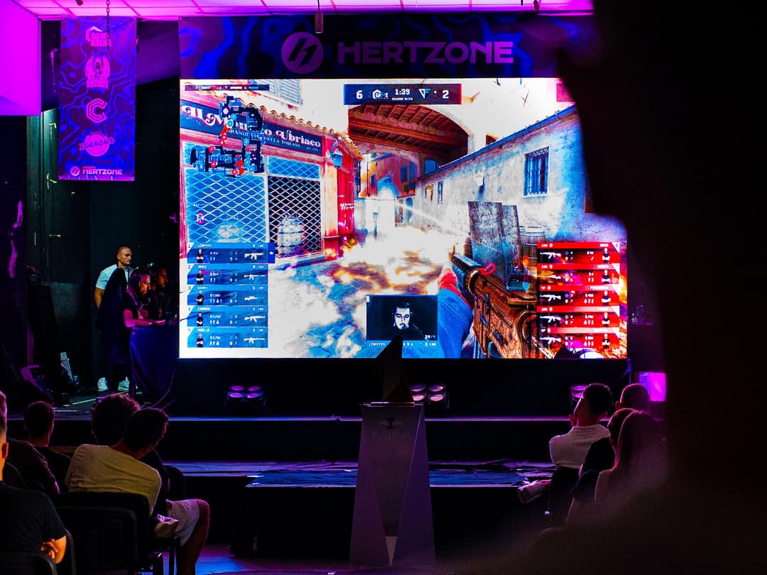 Pozornica i publika na HertzOne Final Four LAN-u u Mostaru