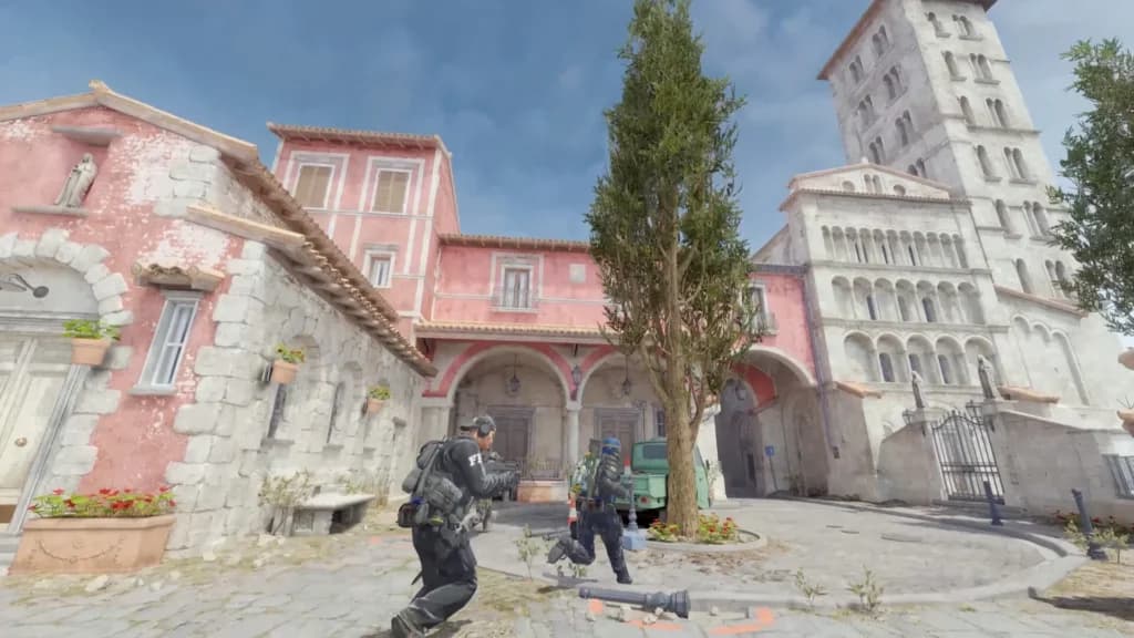 Dva Counter-Strike 2 igrača kreću se kroz gradski trg
