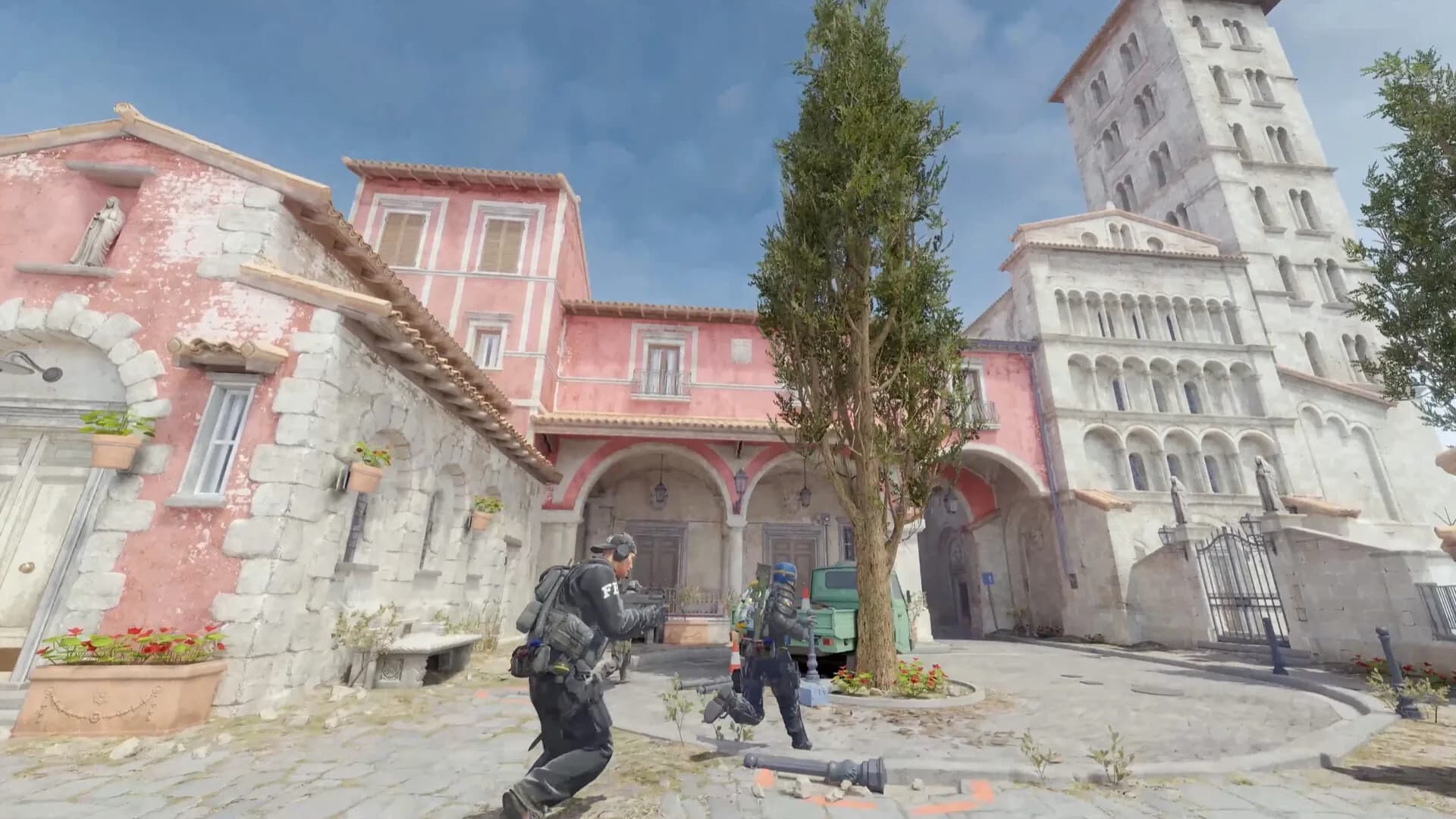 Dva Counter-Strike 2 igrača kreću se kroz gradski trg