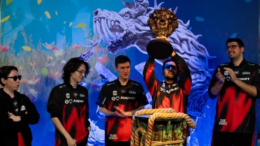 Članovi Team Yandexa slave s podignutim trofejem na pozornici