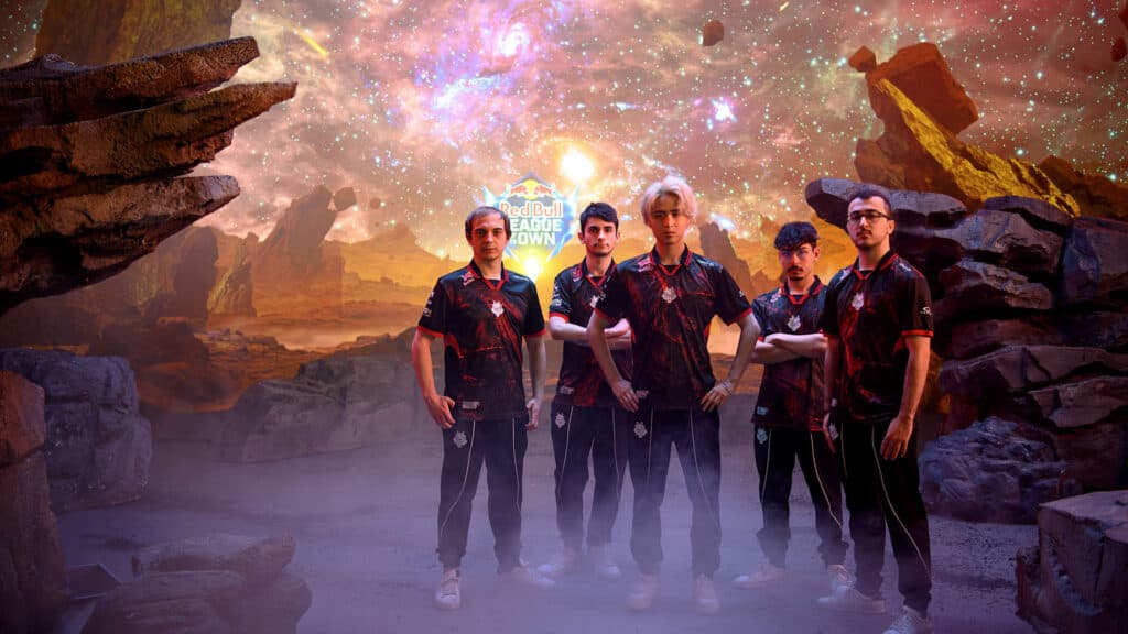 Pet igrača G2 Esportsa pozira na medijskom danu za Red Bull League of Its Own 2025