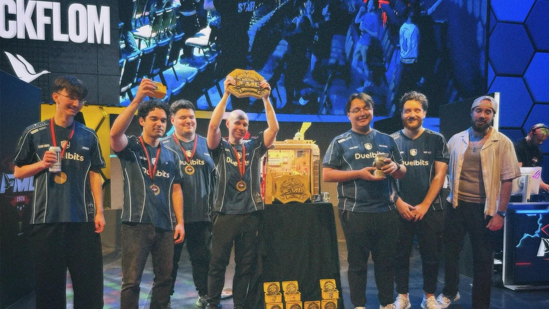 Članovi Team Liquida slave s trofejima nakon pobjede u Las Vegasu