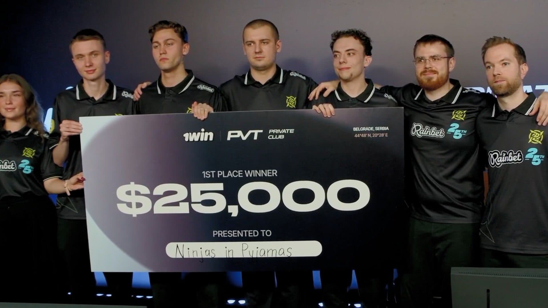 Igrači Ninjas in Pyjamas s pobjedničkim čekom nakon osvajanja 1win Private Club Season 1 u Beogradu