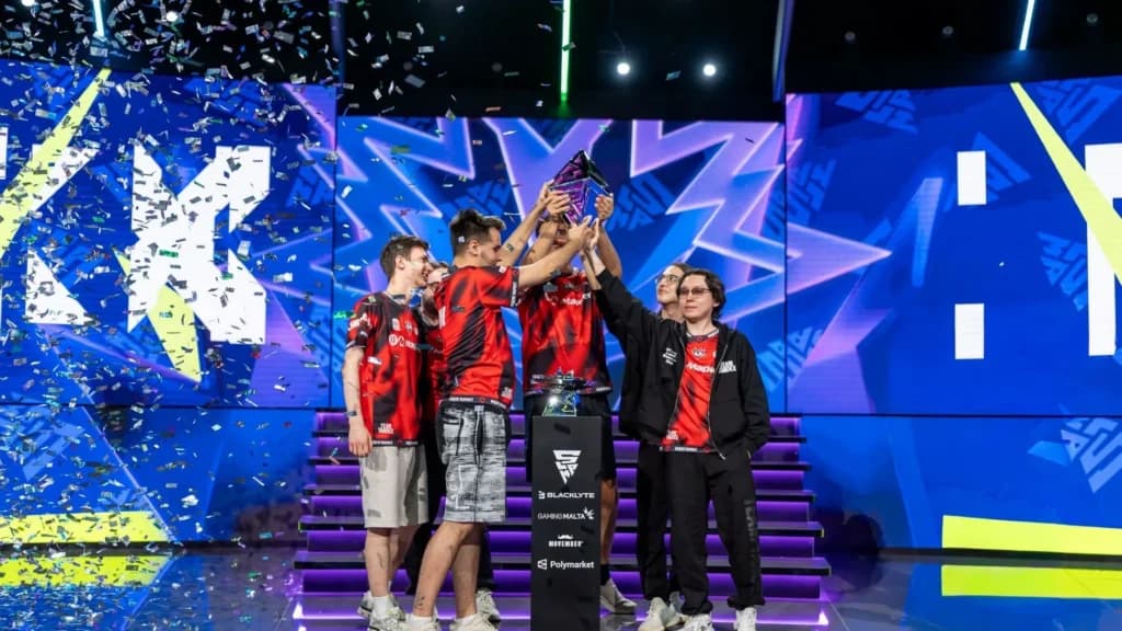 Članovi Team Yandexa slave s trofejem nakon osvajanja BLAST SLAM-a VII