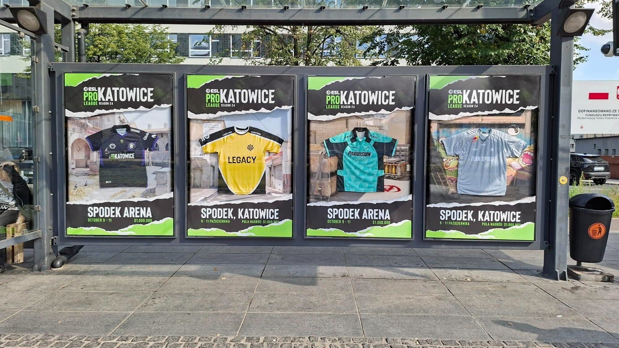 Plakati za ESL Pro League Season 24 na autobusnom stajalištu u Katowicama