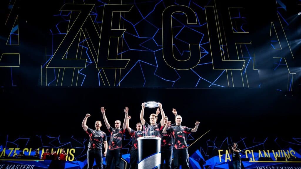 Igrači FaZe Clana podižu trofej na pozornici IEM Chengdua 2024.