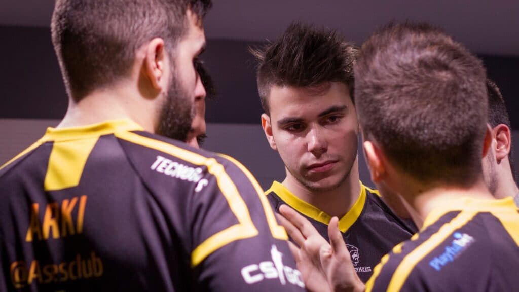 Igrači u timskom razgovoru na natjecanju u igri Counter-Strike: Global Offensive.