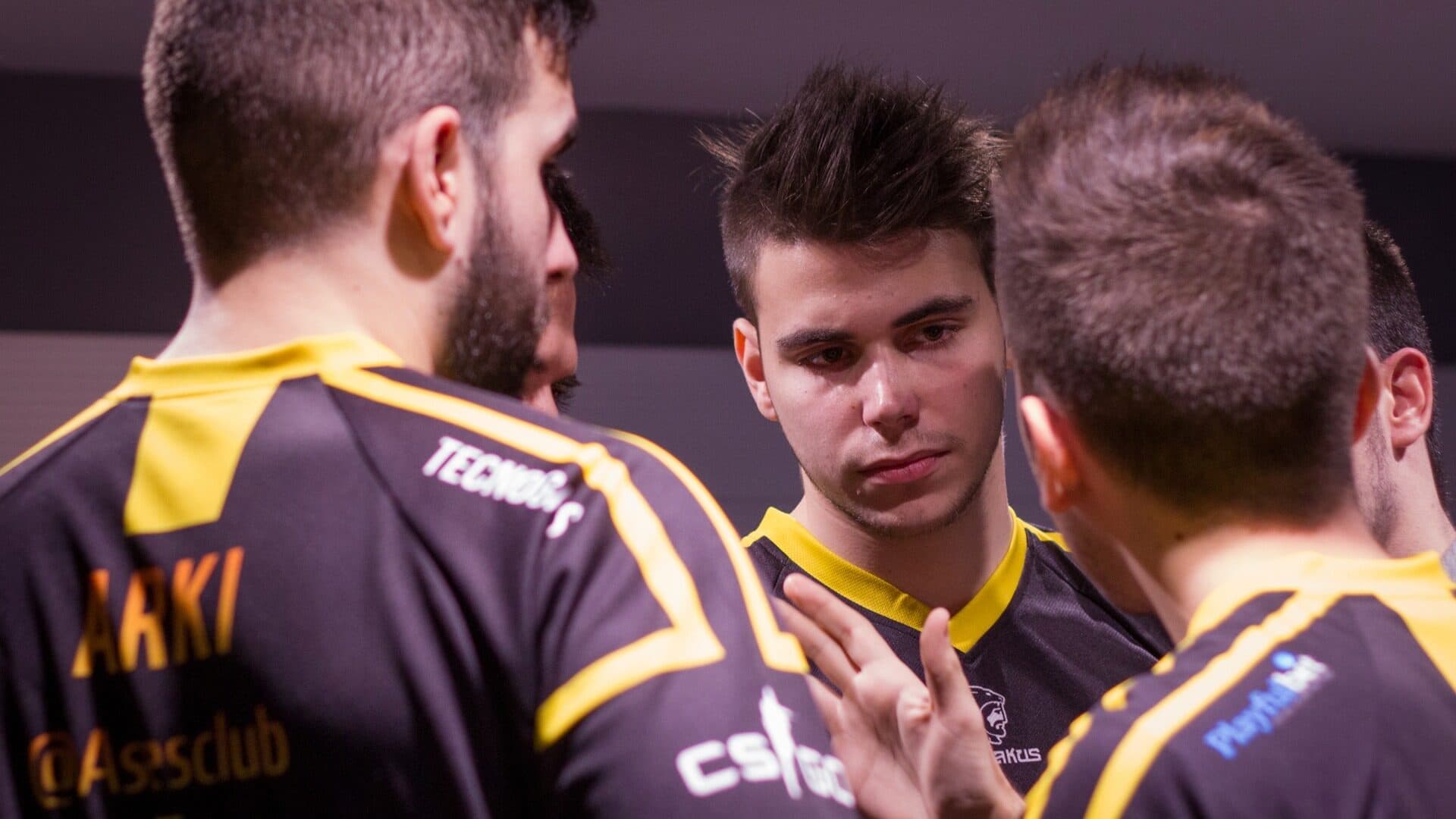 Igrači u timskom razgovoru na natjecanju u igri Counter-Strike: Global Offensive.