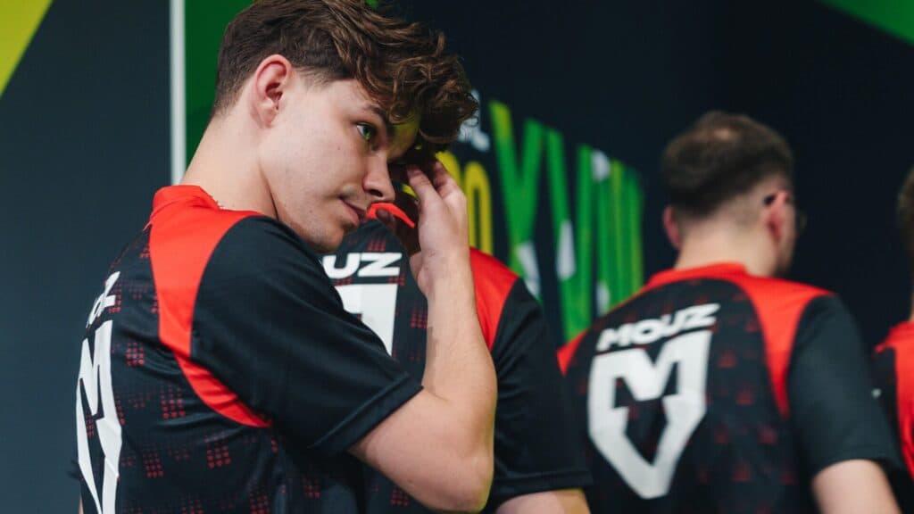 Kamil siuhy Szkaradek u dresu MOUZ-a na ESL Pro League Seasonu 18