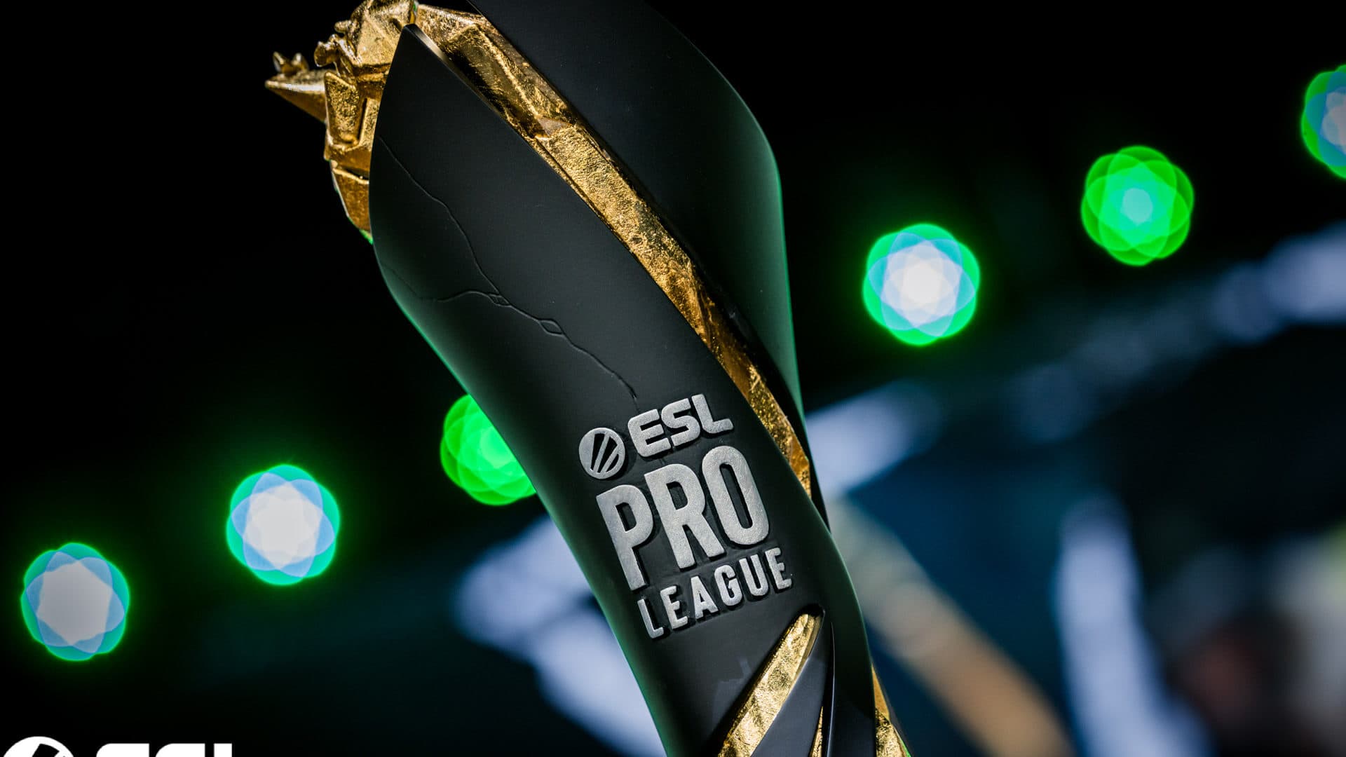 Detalj crno-zlatnog trofeja ESL Pro League