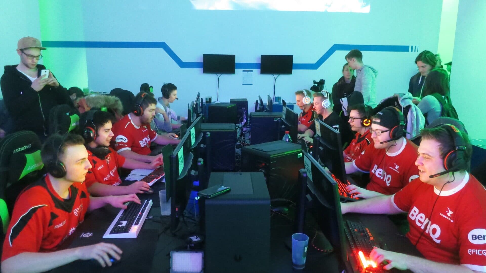 Counter-Strike igrači za računalima na LAN turniru