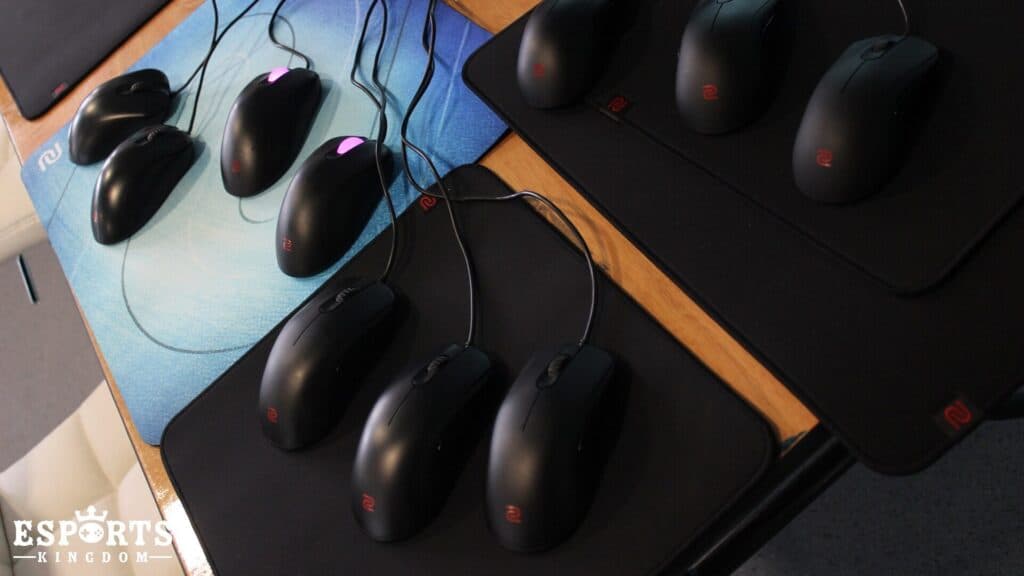 Gaming miševi i podloge pripremljeni za Counter-Strike turnir