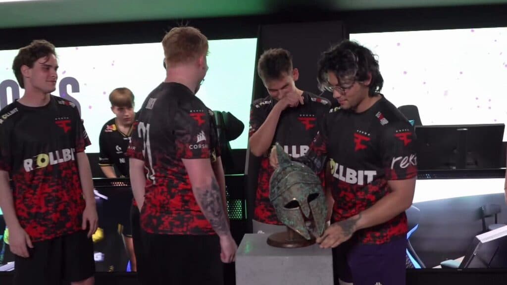 Igrači FaZea drže trofej Roman Imperium Cupa IX