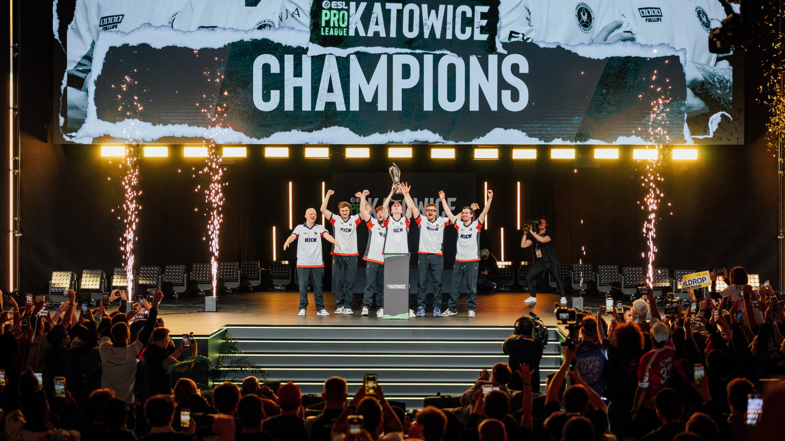 Igrači Vitalityja podižu trofej ESL Pro League Seasona 24 u Spodeku