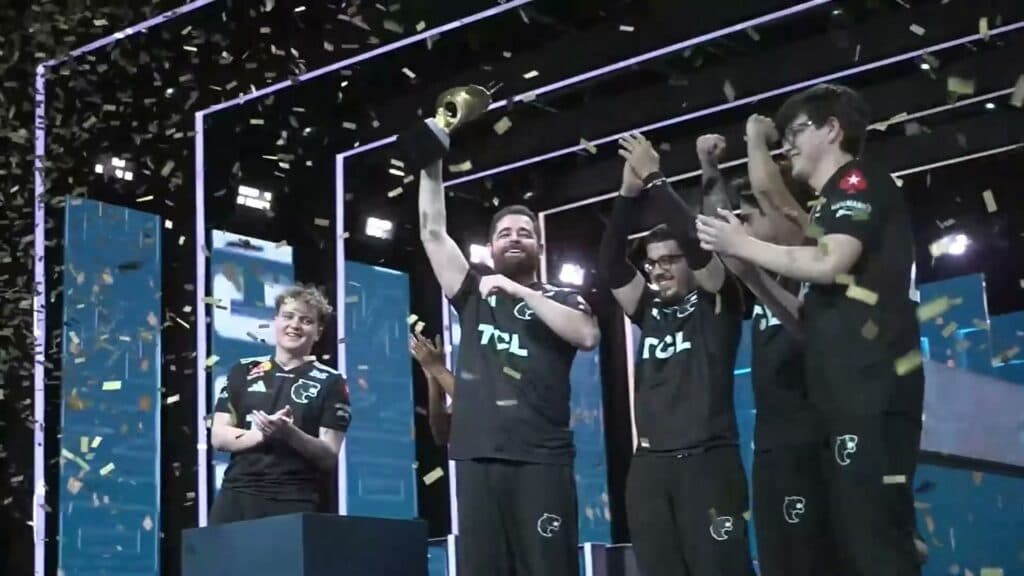 Igrači FURIJE podižu trofej uz konfete nakon finala Thunderpick World Championshipa 2026