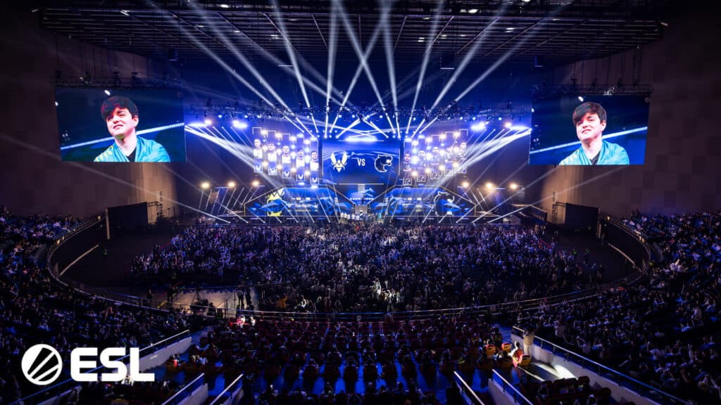 Puna dvorana i osvijetljena pozornica na IEM Chengduu 2025.