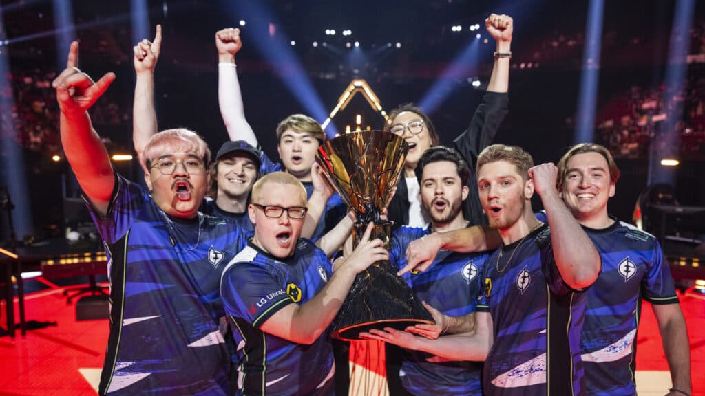 Članovi Evil Geniusesa u plavim dresovima slave oko trofeja na VALORANT Championsu 2023.