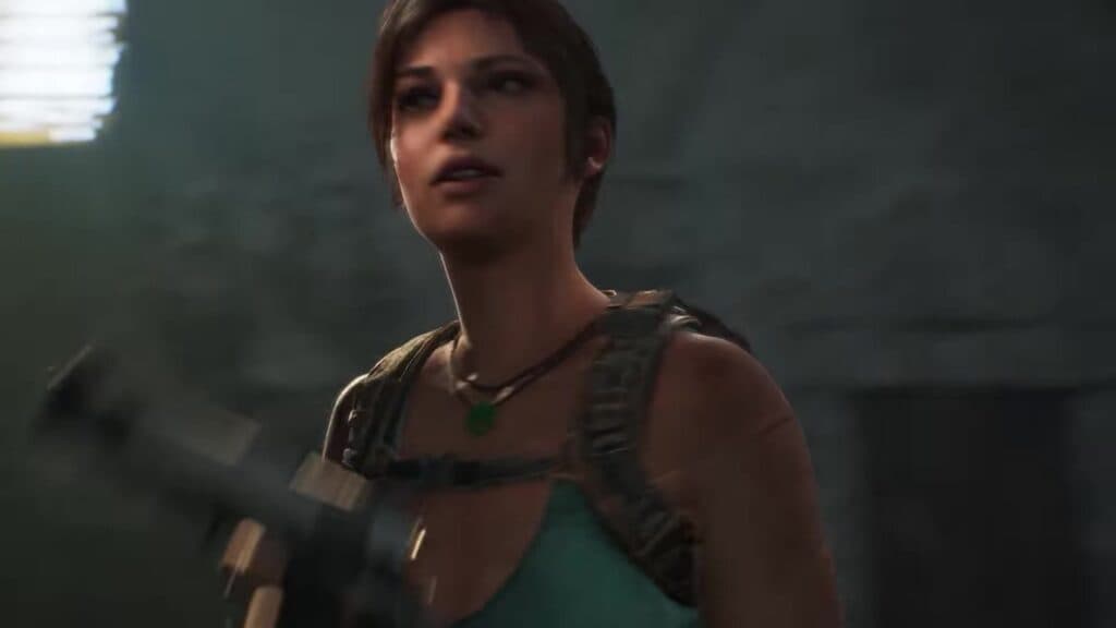 Lara Croft u tirkiznoj majici i s ruksakom u krupnom kadru službenog teasera za Legacy of Atlantis