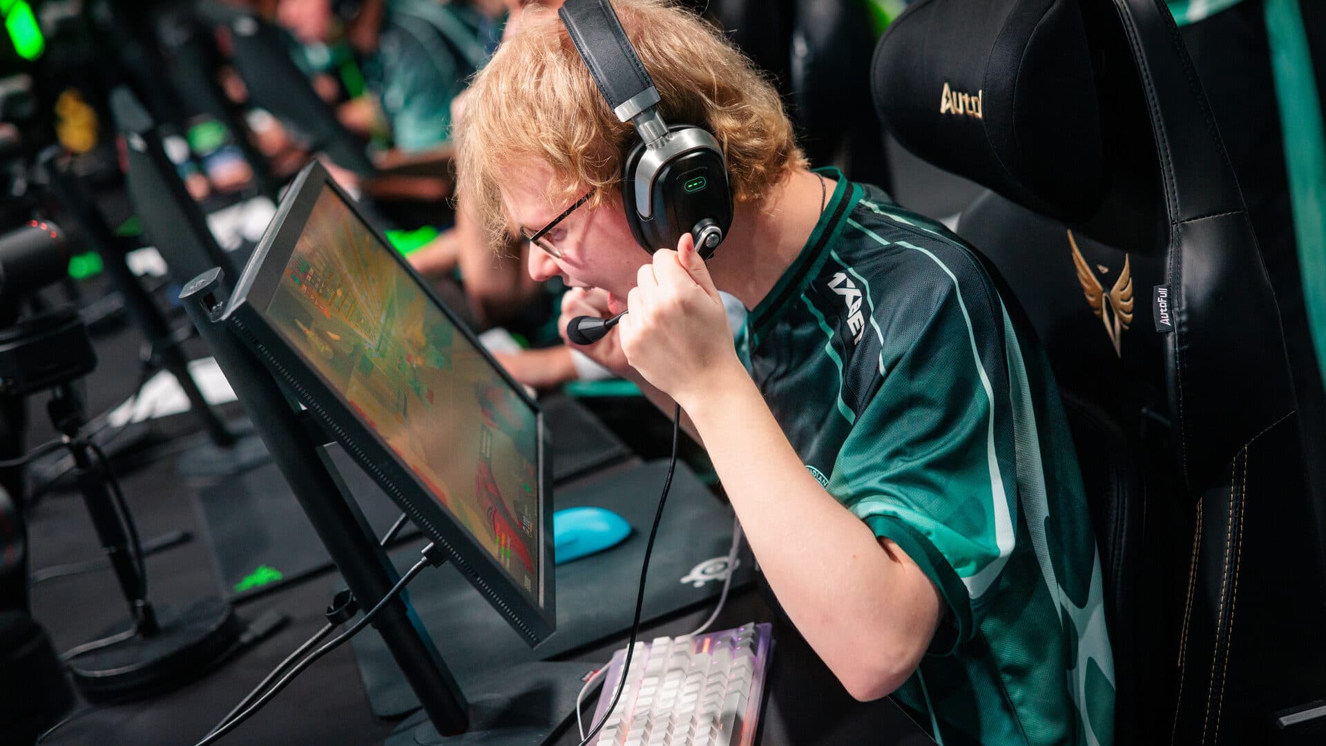 Jimi „Jimpphat” Salo u Aurorinu dresu za računalom na ESL Pro Leagueu Season 24 u Katowicama.