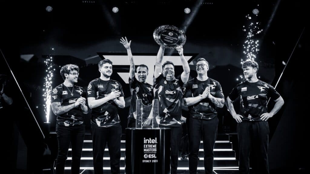 FaZe slavi s trofejem IEM Sydneyja 2023. na crno-bijeloj arhivskoj fotografiji.