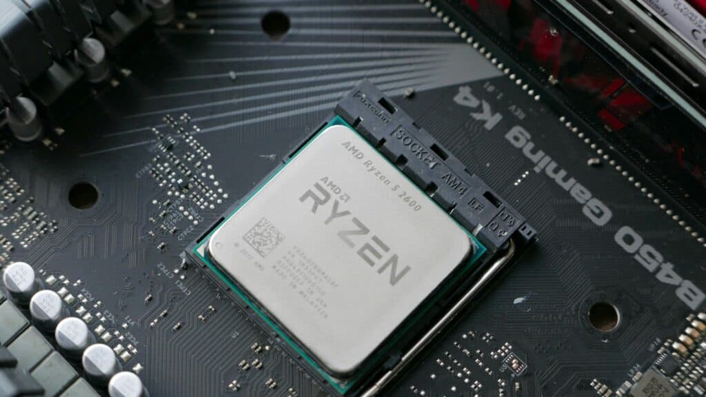 Procesor AMD Ryzen ugrađen u matičnu ploču, ilustrativna fotografija računalnog hardvera.