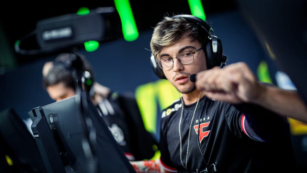 FaZeov igrač s naočalama i slušalicama za računalom na ESL Pro Leagueu Season 22, arhiva iz listopada 2025.