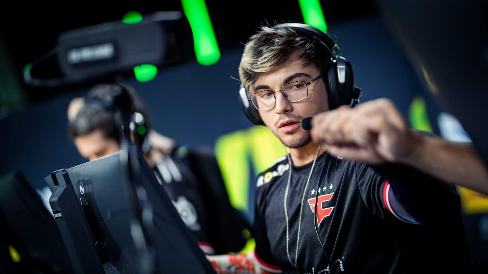 FaZeov igrač s naočalama i slušalicama za računalom na ESL Pro Leagueu Season 22, arhiva iz listopada 2025.