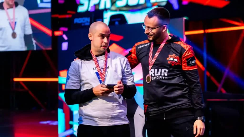 Miša somzi Todorović i Nikola Nikolas7 Seočanac s medaljama na FC Mobile pozornici