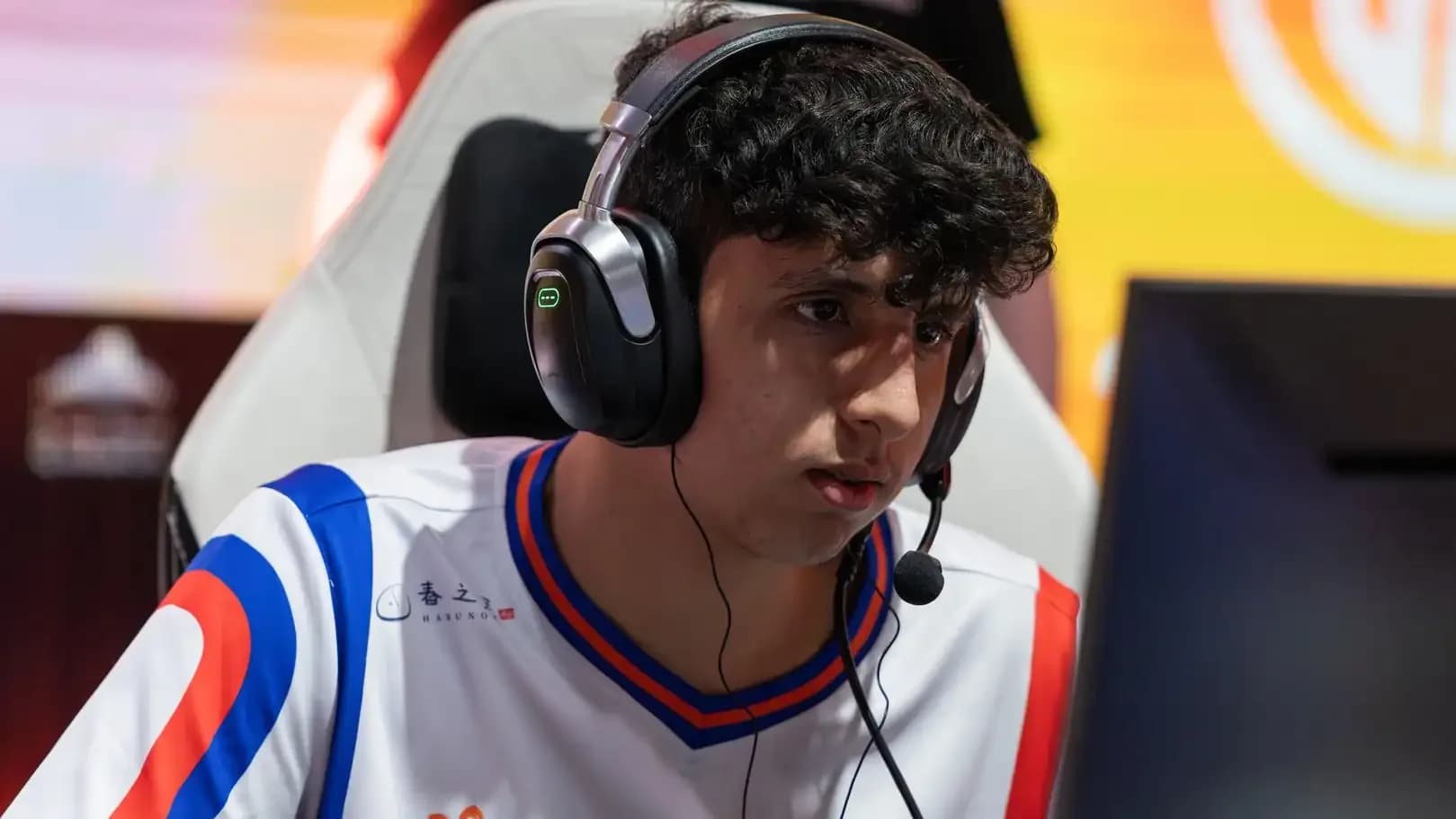 TaiLung sjedi za računalom sa slušalicama tijekom Dota 2 meča na Esports World Cupu 2026