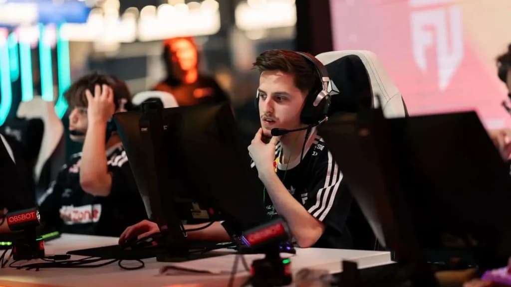 Krabeni za računalom tijekom meča FUT-a na EWC-u 2026