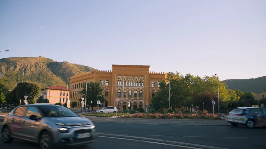 Mostarska gimnazija i gradska ulica u dokumentarcu CS:BiH