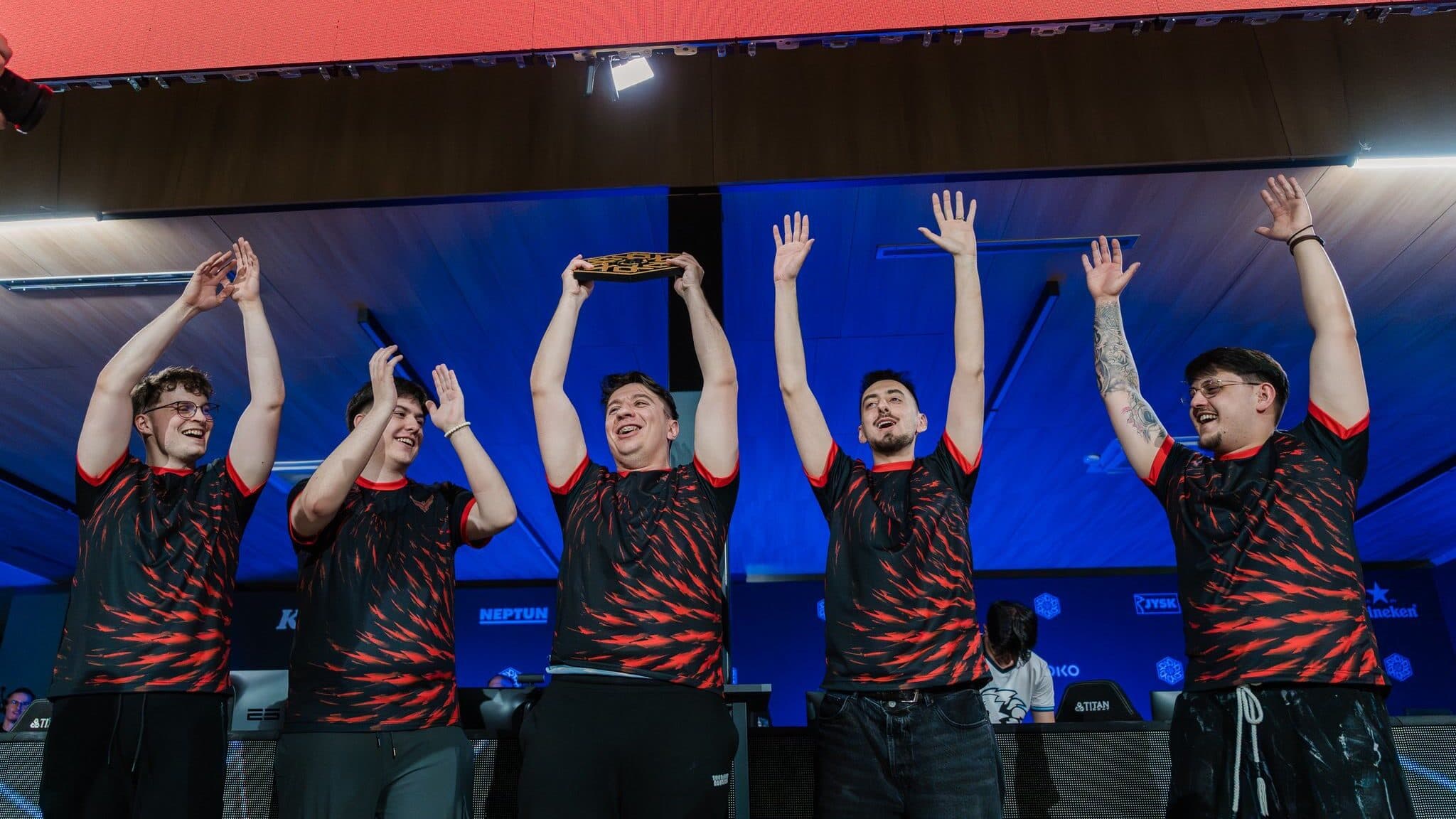 Igrači Atreidesa slave s trofejem nakon osvajanja XP Game Festa 2026