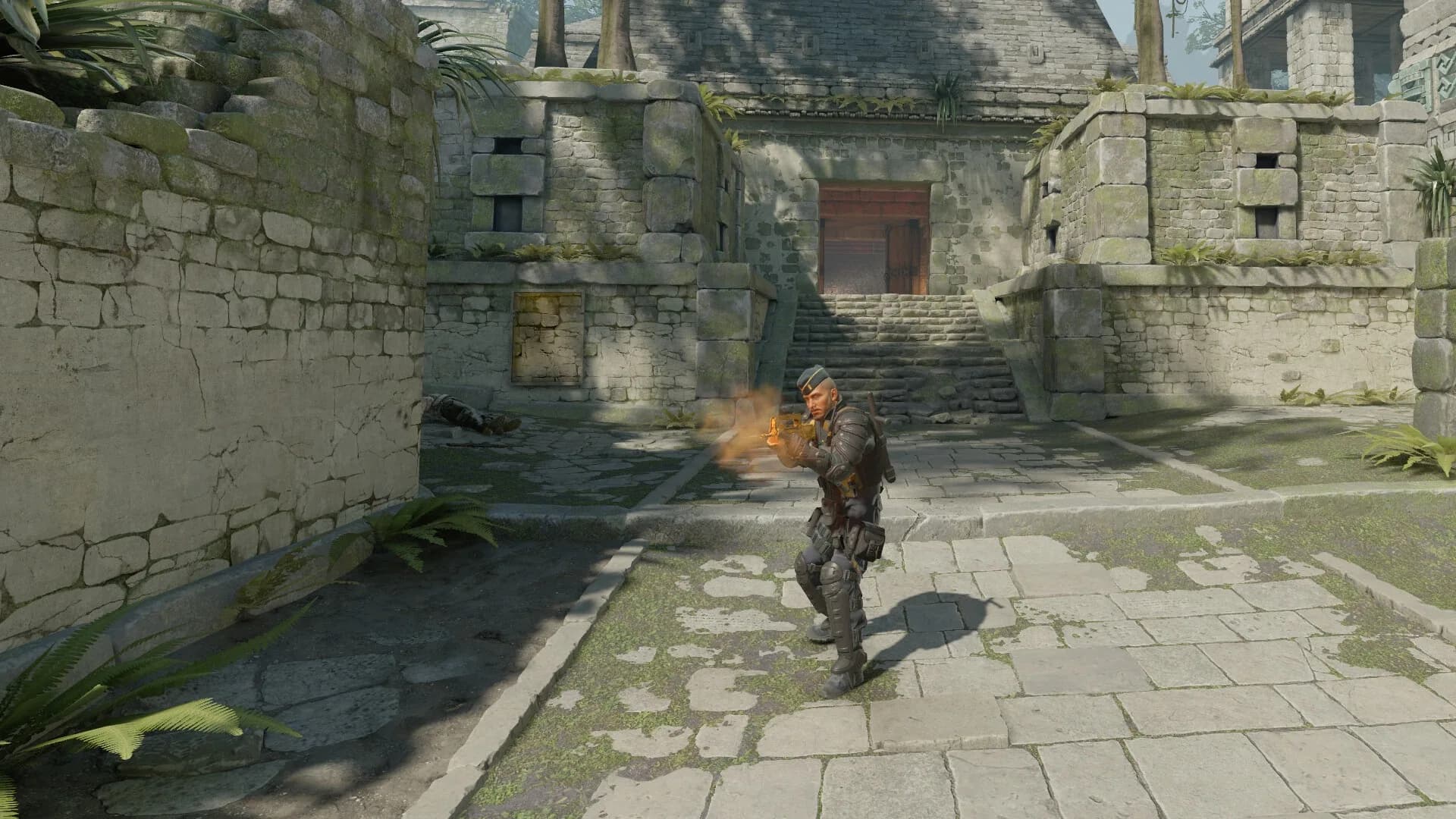 Counter-Strike 2 igrač puca u sunčanim kamenim ruševinama