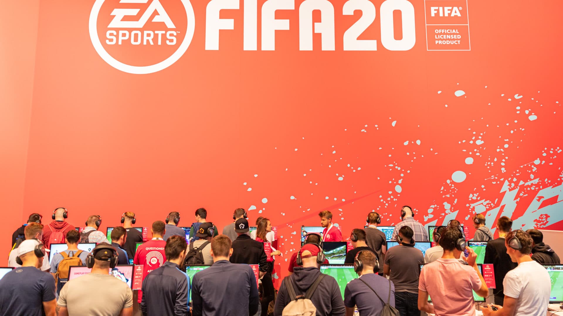 Igrači nogometne videoigre na EA Sports FIFA događaju na Gamescomu