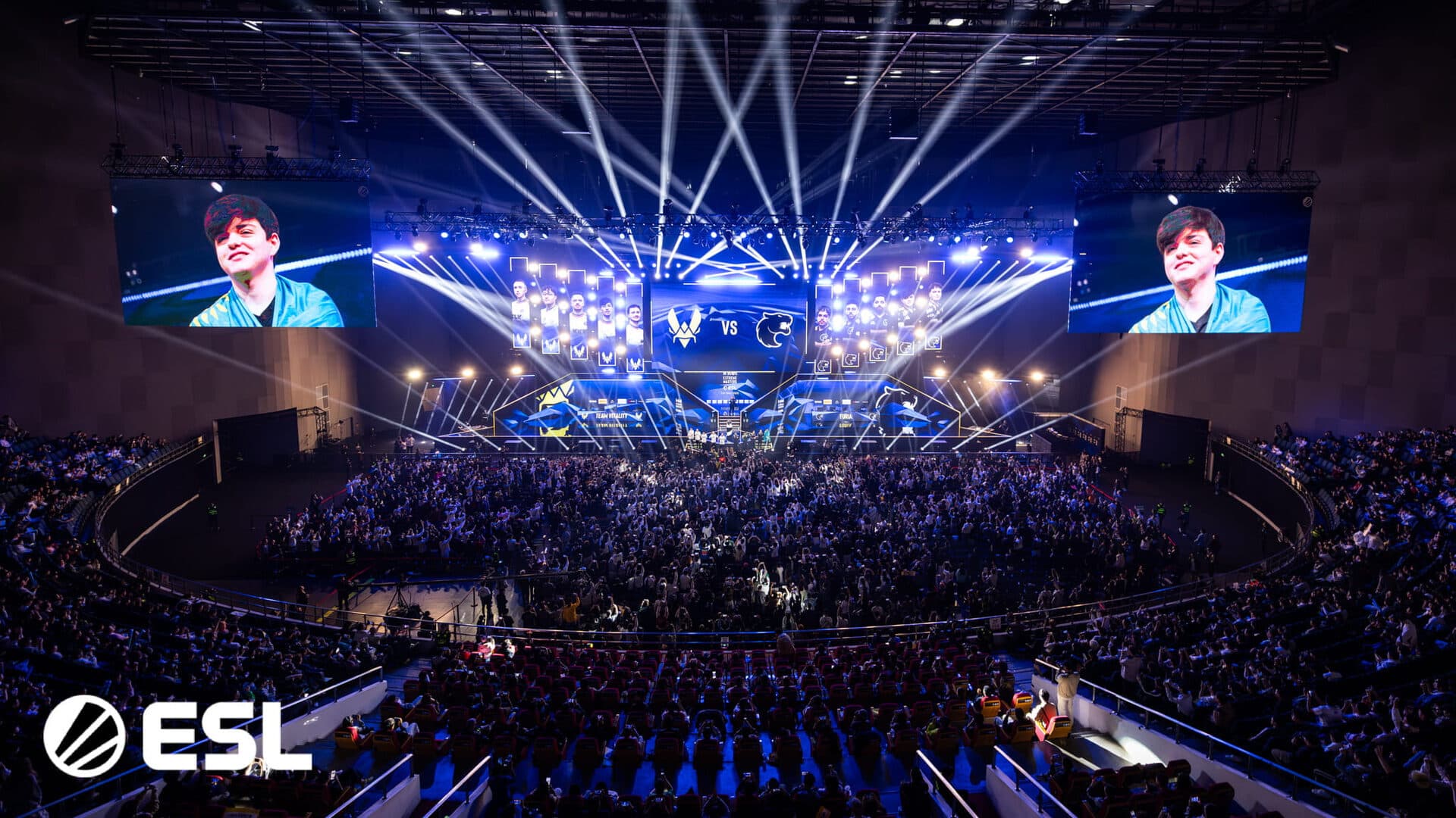 Puna dvorana i osvijetljena pozornica na IEM Chengduu 2025.
