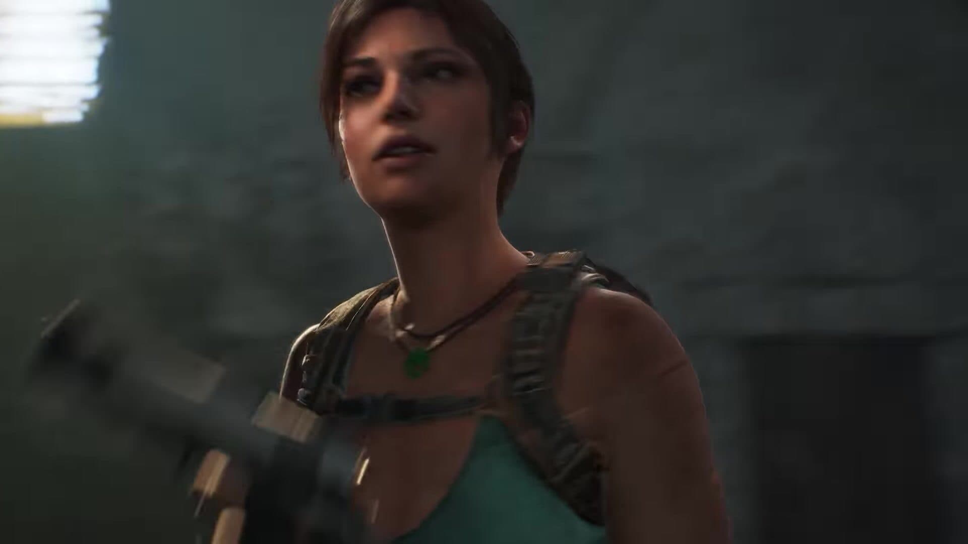 Lara Croft u tirkiznoj majici i s ruksakom u krupnom kadru službenog teasera za Legacy of Atlantis