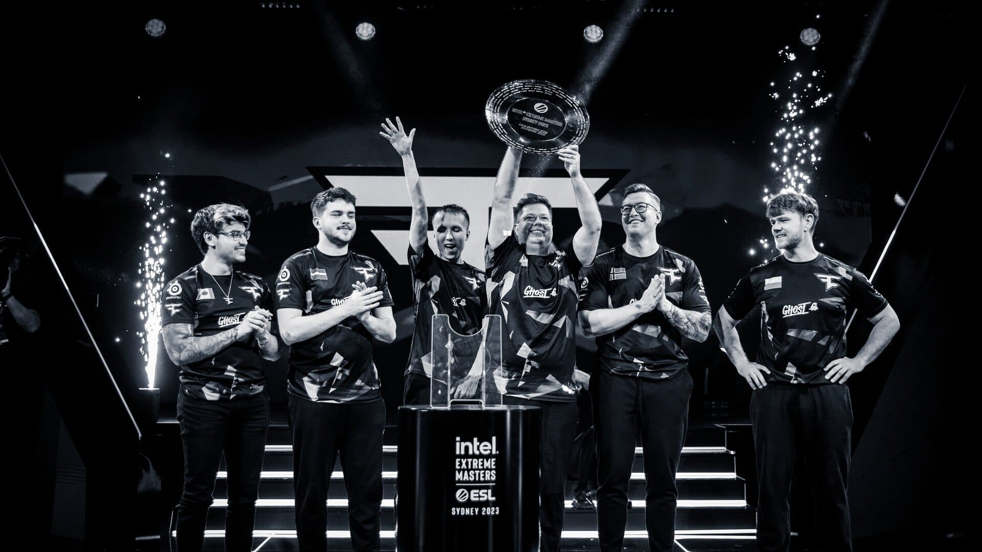 FaZe slavi s trofejem IEM Sydneyja 2023. na crno-bijeloj arhivskoj fotografiji.