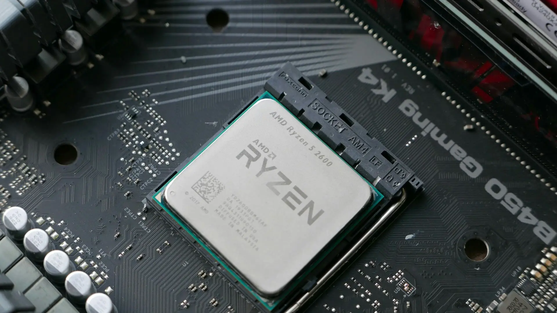 Procesor AMD Ryzen ugrađen u matičnu ploču, ilustrativna fotografija računalnog hardvera.